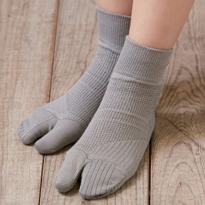 ถุงเท้าป้องกันนิ้วเท้างอ Loose Socks สีเทา