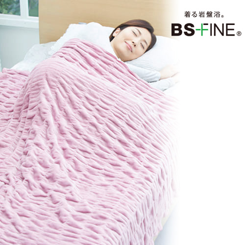 ผู้หญิงกำลังนอนห่มผ้าห่ม KAIMIN REM จาก BSFine สีชมพู